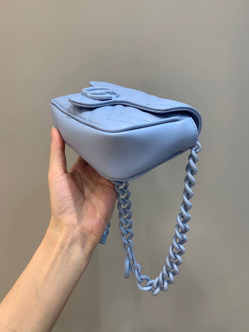 新背景实拍正品级 。马卡龙颜色：蓝色❤️‍🩹 这个颜色拍照巨难拍，怎么拍都会有色差，实物是比较浅蓝的马卡龙色，非常好看，纯正原厂皮然后搭配马卡龙五金，这个一下子就变得高级起来！ 型号699757；尺寸16.5/10/4.5cm