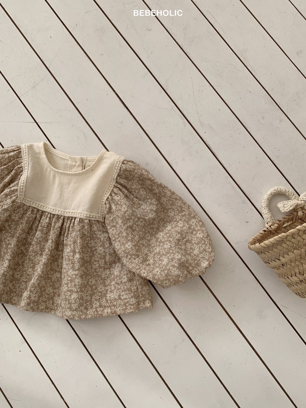 🌸預訂 韓國直送🌸🇰🇷BEBEHOLIC兩色碎花蕾絲方巾領長袖上衣