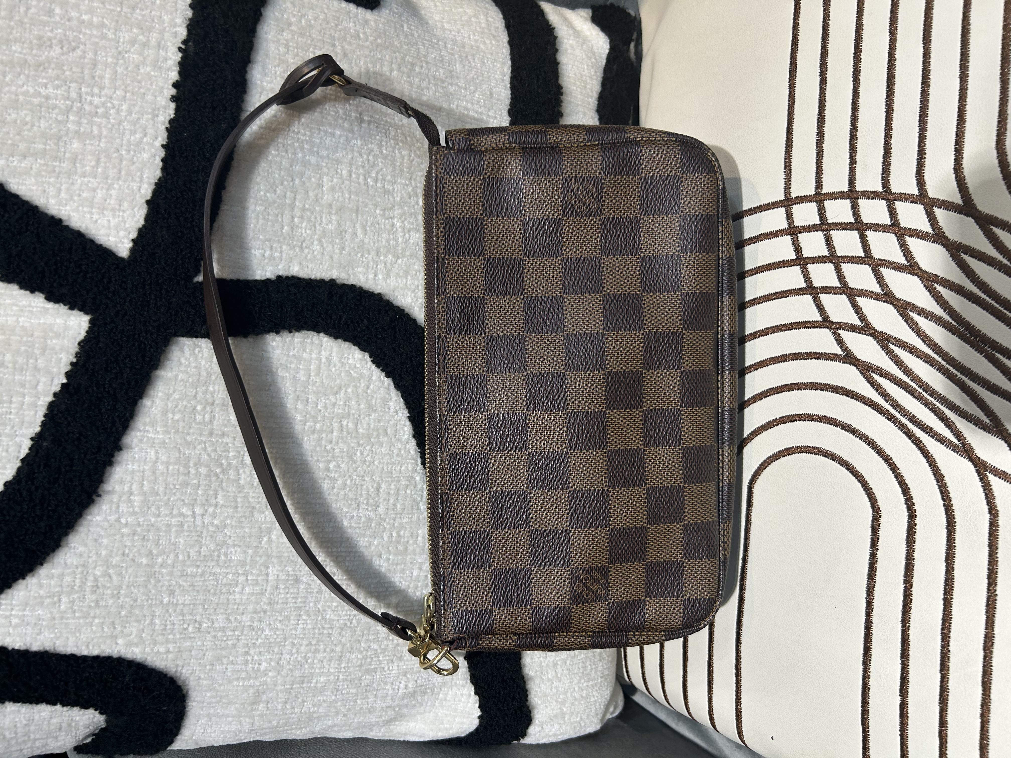 LV Pochette Damier Hobo Bag 100%Authentic, 98%New
