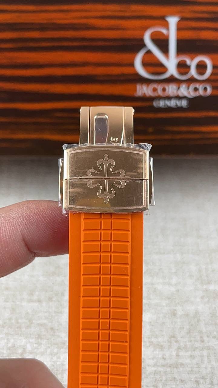 🌐百达翡丽AQUANAUT系列5167R-001腕表，红金表壳搭配橙色天然橡胶表带，深棕色表盘，搭载Cal.324 S C型自动机械机芯（编码26-330），40毫米。🌐