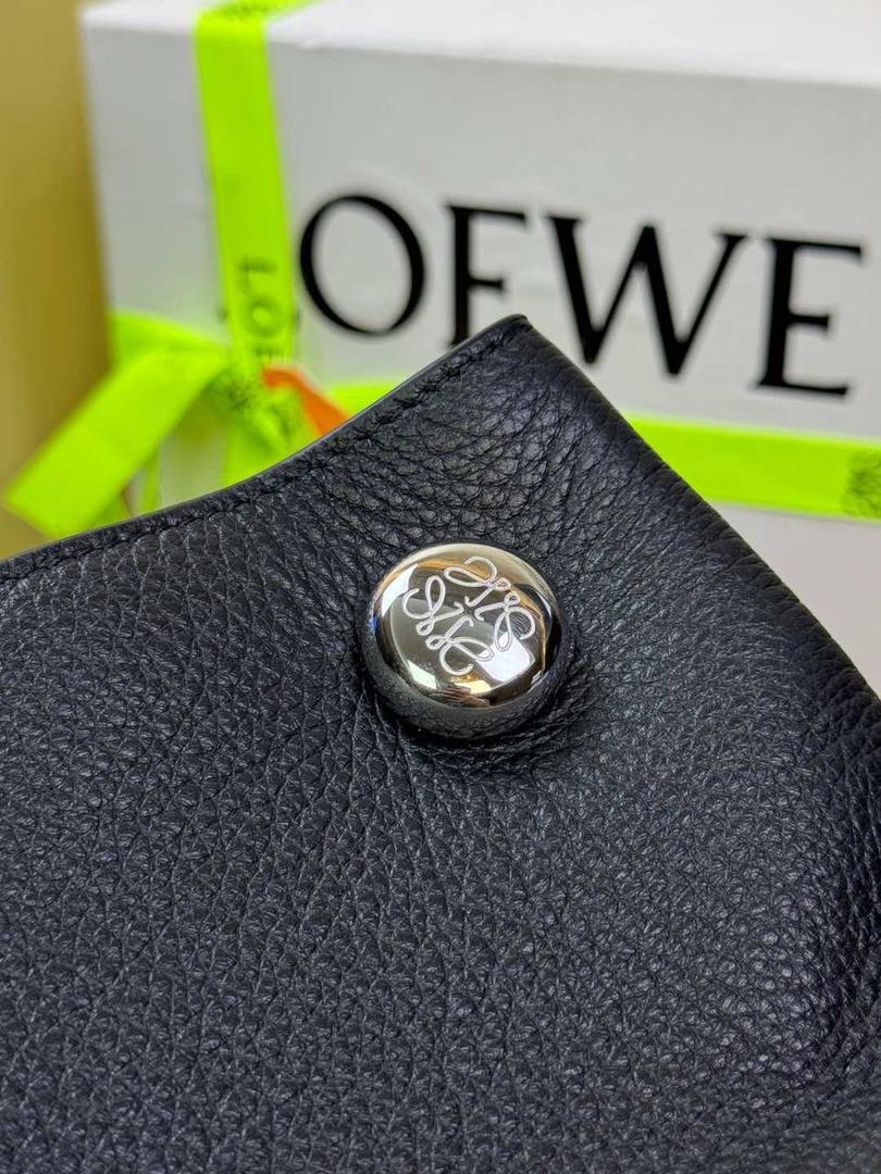 🎈（全钢）新款𝗣𝗲𝗯𝗯𝗹𝗲 𝗛𝗼𝗯𝗼大号 ——【黑色到货💕】 尺寸：𝟮𝟳.𝟱-𝟭𝟭.𝟱-𝟰𝟬𝗰𝗺 编码：652408 【该尺寸配防尘袋】 👉🏻采用进口纳帕小牛皮材质•包包手感超级舒服柔软•自重超轻。 👉🏻正面装饰两颗闪亮的𝗽𝗲𝗯𝗯𝗹𝗲配饰•精致可爱时髦•可调节肩带•腋下单肩斜跨皆🉑。 容量超大•内置拉链插袋•可放置各种证件等小物件•超级实用。