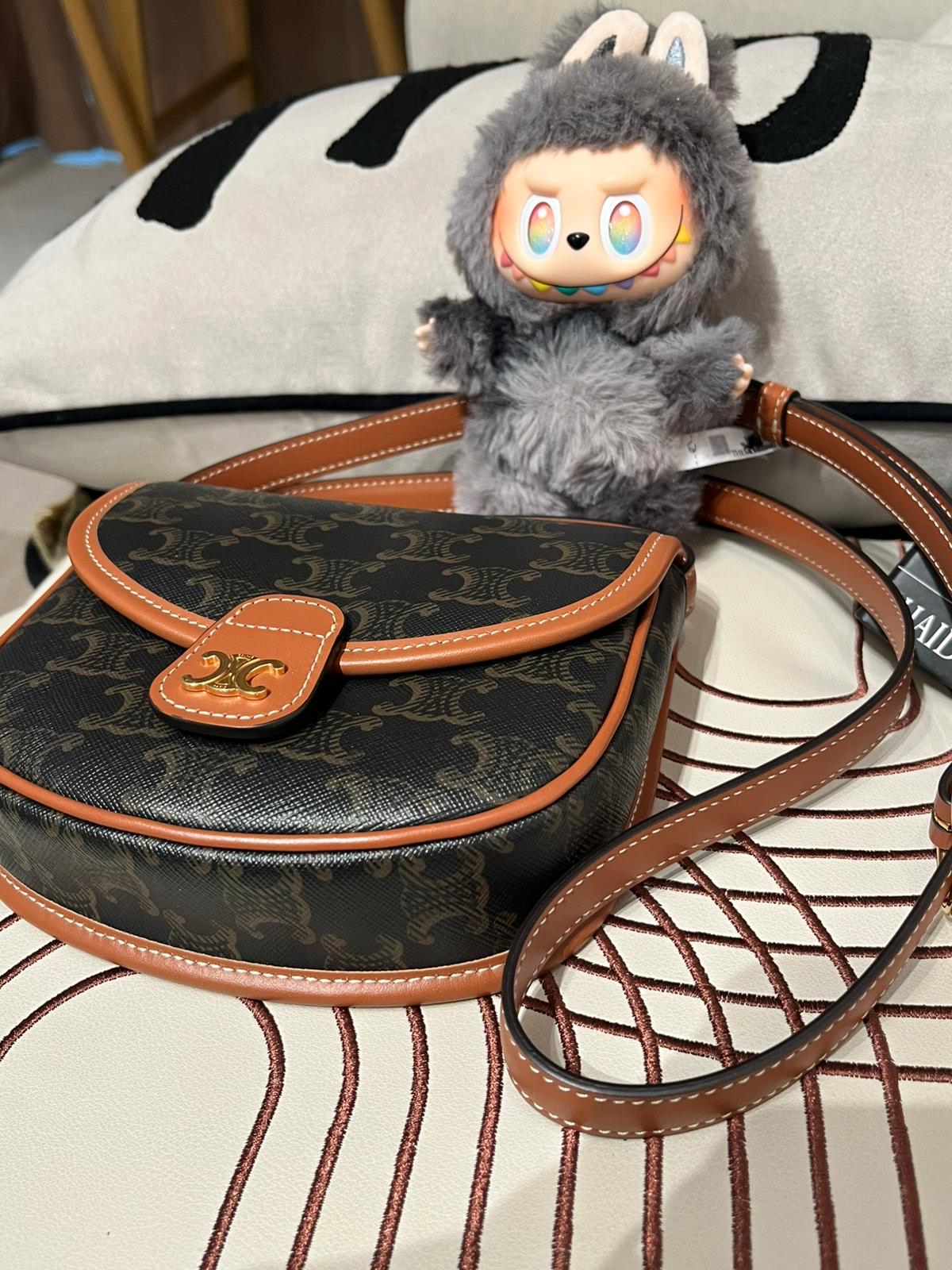 Celine mini Besace Triomphe Shoulder Bag，100%Authentic, 98%new✅Tag✅Dust bag
