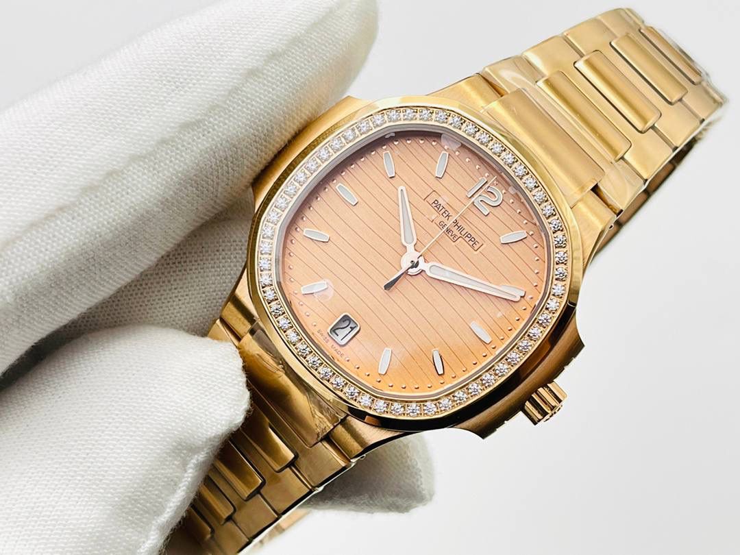 百达翡丽鹦鹉螺女款腕表PP7118强势来袭！ “324”机芯最高版本““到货”” 唯一媲美正品的副本！ 正品完美互换真正Cal.324C一体29钻机芯！ 全新订制版百达翡丽专Cal.324SC自动上链机芯。史无前例厚度和正品一致完全实现。整机根据真正的Cal.324SC机芯设计-1:1尊重原厂设计，傲视市面上一切副本百达翡丽。 机芯尺寸“27.0mm”厚度“3.3mm”动力存储“45小时”数据正品一致！ 腕表尺寸34MM，厚度8.3MM，全网最薄！ “没人能拥有百达翡丽，只不过为下一代保管而已。”