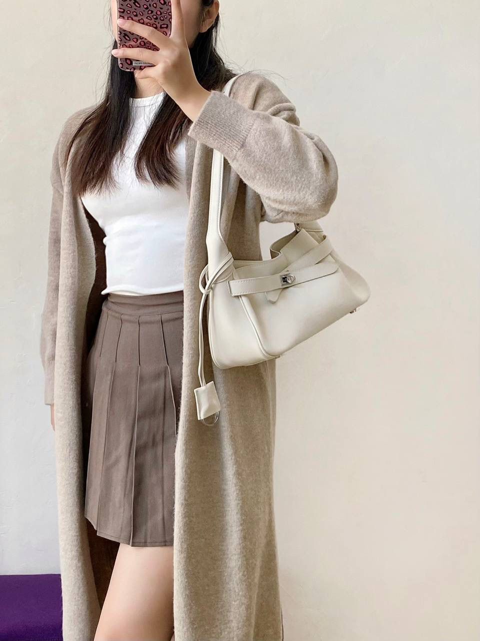 爆款🔥 ba1enciaga bel air 腋下包小号 奶白色🍼 beiair➕rodeo，大热当道 一整个系列都火爆了，一只比一只热门 半定型的水桶包超有态度 它的皮是有点厚度又软乎的 所以整个包都散发着慵懒和不羁的感觉 而且设计元素不拖沓繁琐 完全可以无脑搭配 现在的通勤人员也是吃得太好了吧 能有这么时髦的托特包来背！ 什么电脑水杯统统往里扔就对了 肩带可长可短，腋下背斜挎背都ok 两个尺寸任君选择，果断冲！！ 29.9×19.8×17cm810680m