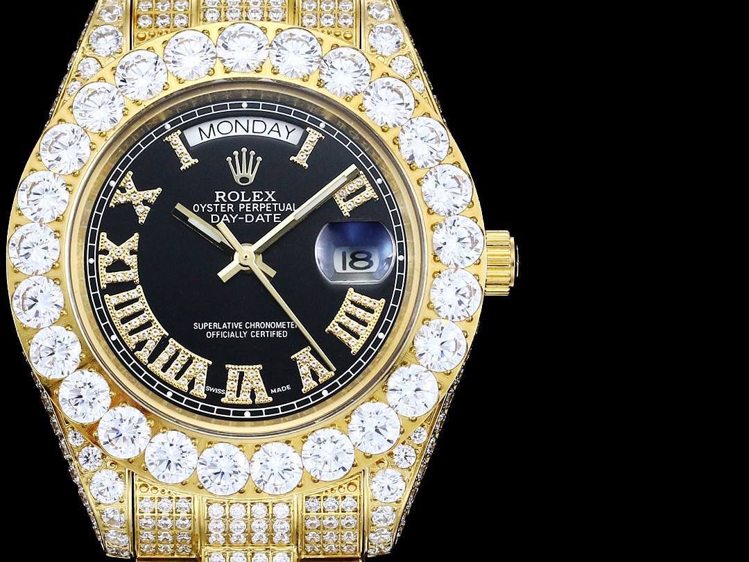 💍劳力士ROLEX 奢华极致满天星版本腕表904精钢打造，密镶顶级施华洛世奇美钻，奢华品质的诠释，璀璨夺目，魅力绽放。表壳表链全镶满美钻，金光闪闪，机芯可选择2824机和国产，腕表尺寸42mm！💍