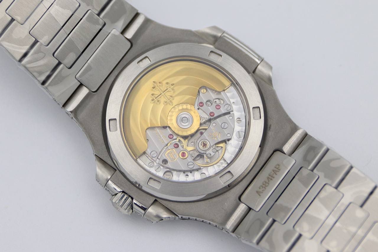 百达翡丽鹦鹉螺满天星V3版。少量到货！！！独家还原正品后镶钻。 全新修正V2版不足的四大细节： 1.表盘上12个条形刻度，根据原装5711字钉开模，效果保持了跟原装一致的黑油条形夜光刻度。 2.全新定制原版324机芯，V3版本机芯摆轮位置与原装一致，CNC数控技术打造机芯夹板，深度洗花和刻字，效果保持了原装应有的细节，机芯结构还原度极高。 3.表带升级还原正品后镶钻侧面表带镶石工艺：挑战难度极高百达翡丽鹦鹉螺侧边镶钻表带R8制表师历练数年多次，尝试过无数种加工工艺，即使再难也有破釜沉舟的心态，如今终于大功告成，还原正品后镶钻效果，是目前唯一可以做到表带侧边镶钻工艺。 4.指针升级：秒针中心点升级为针轴秒针。 （让你体验最奢华百达翡丽鹦鹉螺）