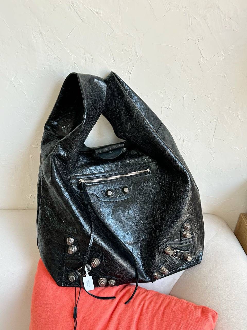 仅剩少量❗️ ba1enciaga le cagole菜篮子背心购物袋📌 超级酷且有趣的一只包 随意又慵懒，还有点酷酷，哈哈哈 是一只可以让全身穿搭升华的时髦包！ 真的很爱机车系列的皱褶感 这个一定要用原厂皮！原厂皮！ 国产的皮又硬又光滑 而且没啥油蜡皮的纹路 一点柔软质感都没有❌ 皮料决定整个包的灵魂 我家的货啊，价格虽贵，但是货好！！ 拒绝市场便宜国产皮通货👿👿 32×30.9×13.9cm780976m