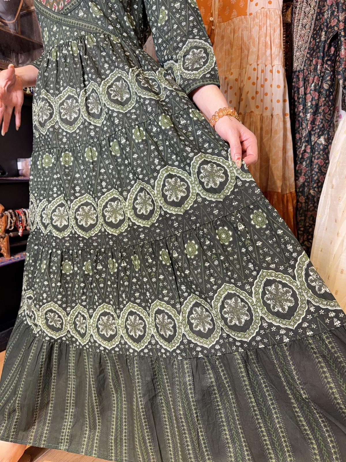 Forest Green Overlap 4-Cake Tier OP 50" #1457