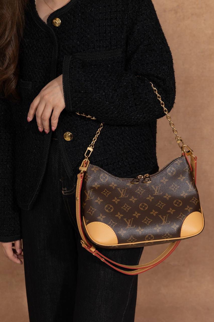 LV黄牛角😍 这款真的很火，一出就知道是爆款🔥 牛角包造型，小巧又可爱，但真的很能装，日常出门完全够用。 复古老花＋时髦设计，颜值超高，随便背都好看‼️ Size：29 × 16 × 9.5 cm 好看＋实用兼顾，真的属于那种买了不后悔的款💖