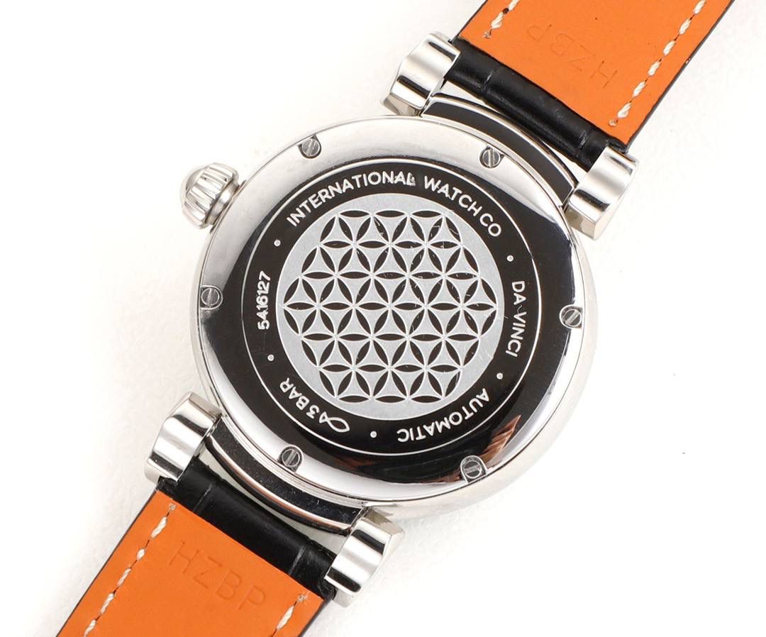 TWC出品 IWC达文西 IW459306 蔚蓝星空，诗意月相，自动月球与印度洋的蓝色水域完美匹配 随着达文西系列以致敬经典的设计回归到大众的视线之中，我们看到了它很多有趣的设计，包括清晰醒目的盘面，现场锋利的剑形指针，当然还有古典的圆拱形表冠，活动式表耳，更加贴合手腕。腕表表底镌刻有“生命之花”，“生命之花”是一个由多重重叠圆环组成的几何造型，是达文西经过深入研究绘制出来的。直径36毫米，自动上链机芯，精钢表壳， 中央秒针附掣停装置，月相盈亏显示，特殊镌刻表底，防水深达30米，动力储备达42小时 ，腕表整体设计得简约大气，且不失细节，很适合成熟优雅女性！