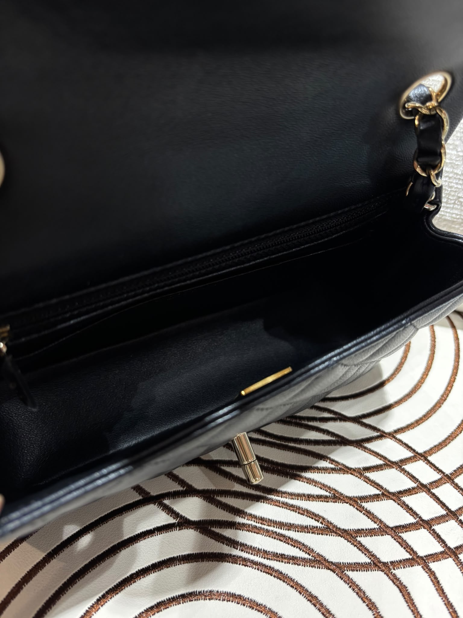 Chanel mini flap bag A69900黑金cf20,晶片 100%Authentic ,98%new  ✅晶片✅塵袋✅box