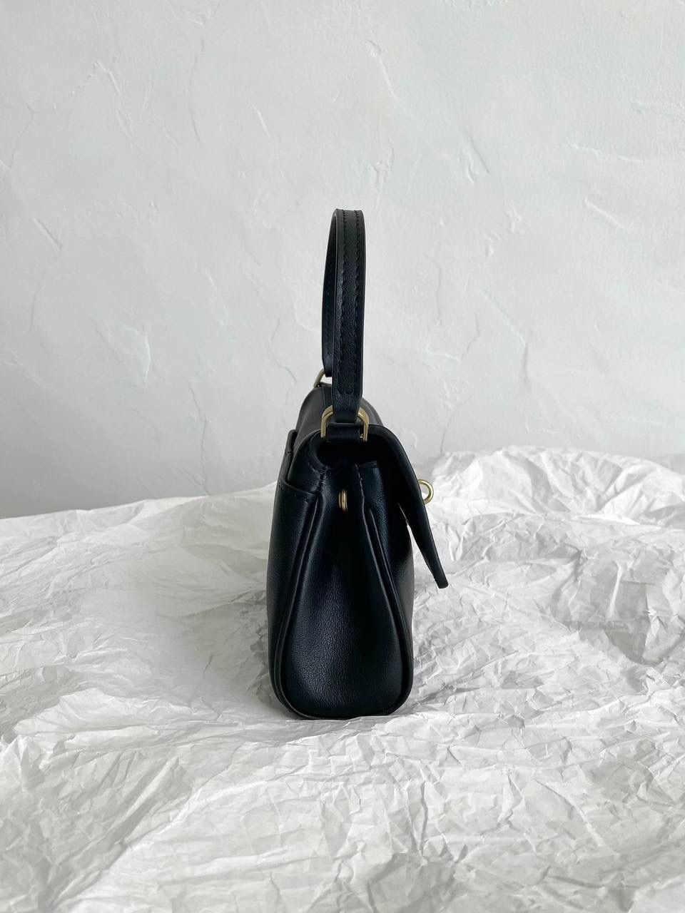 爆款🔥 ba1enciaga rodeo nano 黑色🖤 巨巨巨可爱的小rodeo 有没有拒绝不了包包变成小废包大小的姐妹！ 真的超级无敌cute，尖叫中～～ 但是，我想说的是，人家可不说小废包 它是可以装下iPhone pro的超实用mini bag📱 (plus不行哈🙅🏻‍♂️) 手提着出街就像拎着个小挂件 还有链条肩带可以肩背⛓ 家里有小千金的话 mini包还能和宝贝女儿共享🩷🩷 画面不要太治愈☺️☺️ 必须zp开发的啦，所有细节正确且对版哈！ 16×9.9×4.5cm819429m