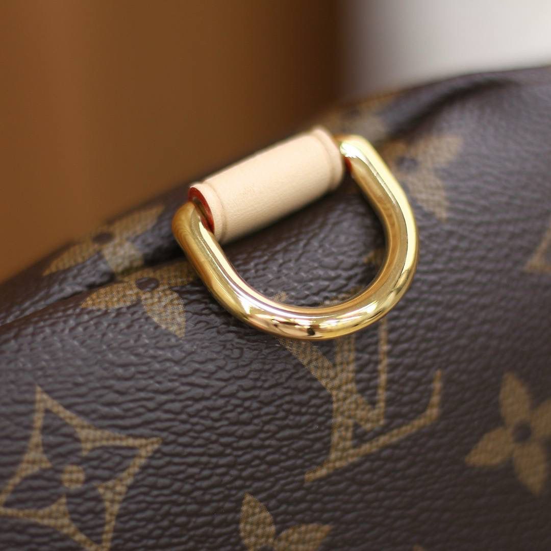 𝘽𝙐𝙈𝘽𝘼腰包👜✨ 法国🇫🇷原厂皮/全钢五金 ◾️尺寸：37*14*13◾️ 由经典的老花标志性风格打造的腰包系列，诠释出了男女可用的风格理念，简约而时尚的造型，让你不再陷入于传统的俗气腰包系列，而是代表了时尚潮人必备的神器，即可作为腰包，同时也可以单肩背或斜挎，更显时尚个性，爱了爱了！