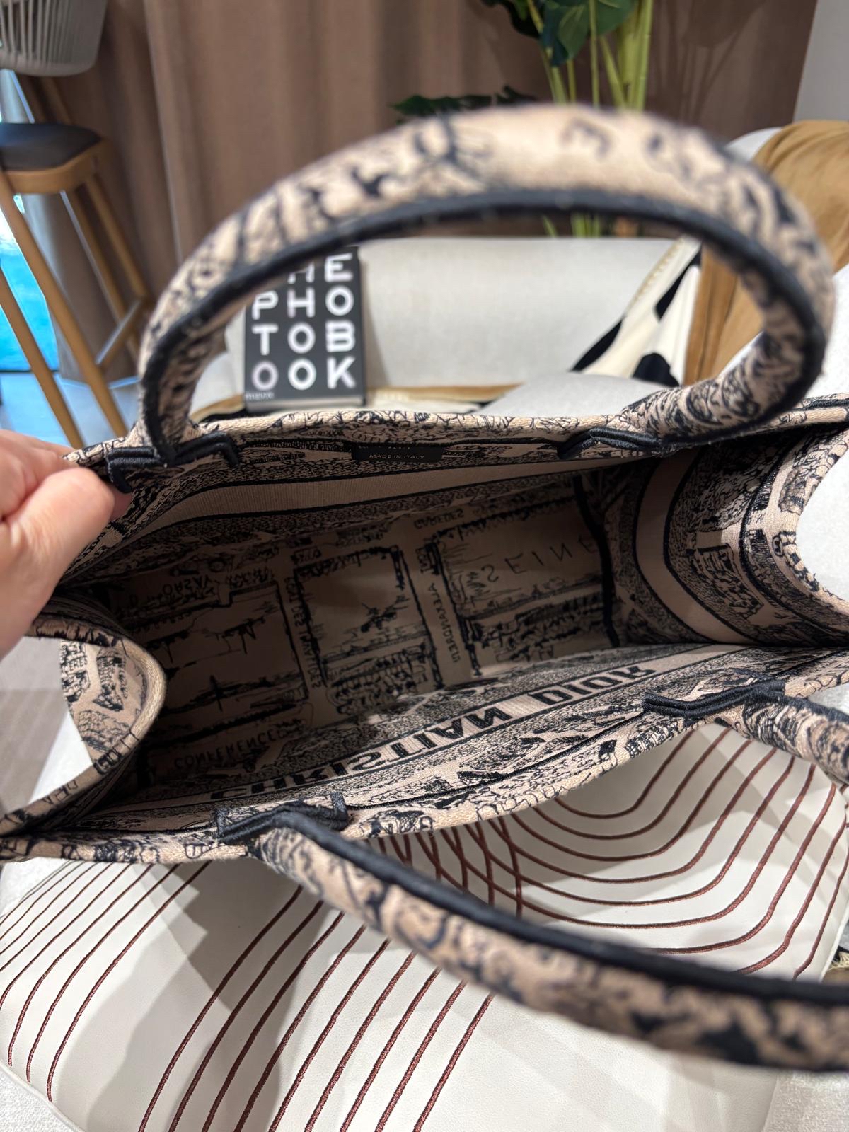 Dior Booktote Medium 100%Authentic, 98%New ✅Dust bag