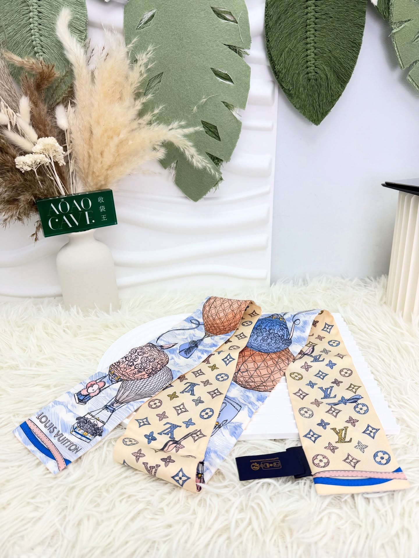 LV💛閑置品👜 PRE OWNED 🛍️Up and Away藍色熱汽球Twilly 束髮帶  Size : 120×8cm  配件 -盒，單🫶🏻 優惠價 $1280  #收袋王  喜歡的話快點pm/whatsapp 我們💓 銷售熱線51111 321（whatsapp)  我們服務包括有：手袋飾物回收、手袋置換(一換一、一換多也可以） 、專業手袋鑑證、專業手袋護理 Is 購買方法 🏢親臨門市 荃灣南豐中心15樓1521室（荃灣地鐵站a出口1分鐘到）敬請預約 ❤️只賣正品正貨，任驗💓🫰🏻 ❤️‍🔥本店為香港註冊公司絕對真貨，信心保證👍🏻 🫰🏻本店設有鑑證服務，有駐場鑑證師  ✨歡迎追蹤我哋各個平台緊貼最新優惠x貨品🔥😍 👇🏻👇🏻👇🏻👇🏻👇🏻👇🏻👇🏻👇🏻  ⭐️Instagram: aoaocave  🌈Facebook: aoaocave收袋王  🔥Carousell: acluxuryhk  👆🏻👆🏻👆🏻👆🏻👆🏻👆🏻👆🏻👆🏻  ___________________________  Disclaimer🫰🏻All trademarks and copyrights are reserved to the original brand holders. @AOAOCAVE sells only authentic goods and is not affiliated with any of the brands mentioned.  @AOAOCAVE 跟任何品牌無關，而且沒有持有任何品牌資版權，亦沒有與任何品牌合作。所有商標及版權歸屬於品牌坊所有，帖子只作分享用途。  #aoaocave #手袋回收 #名牌買賣