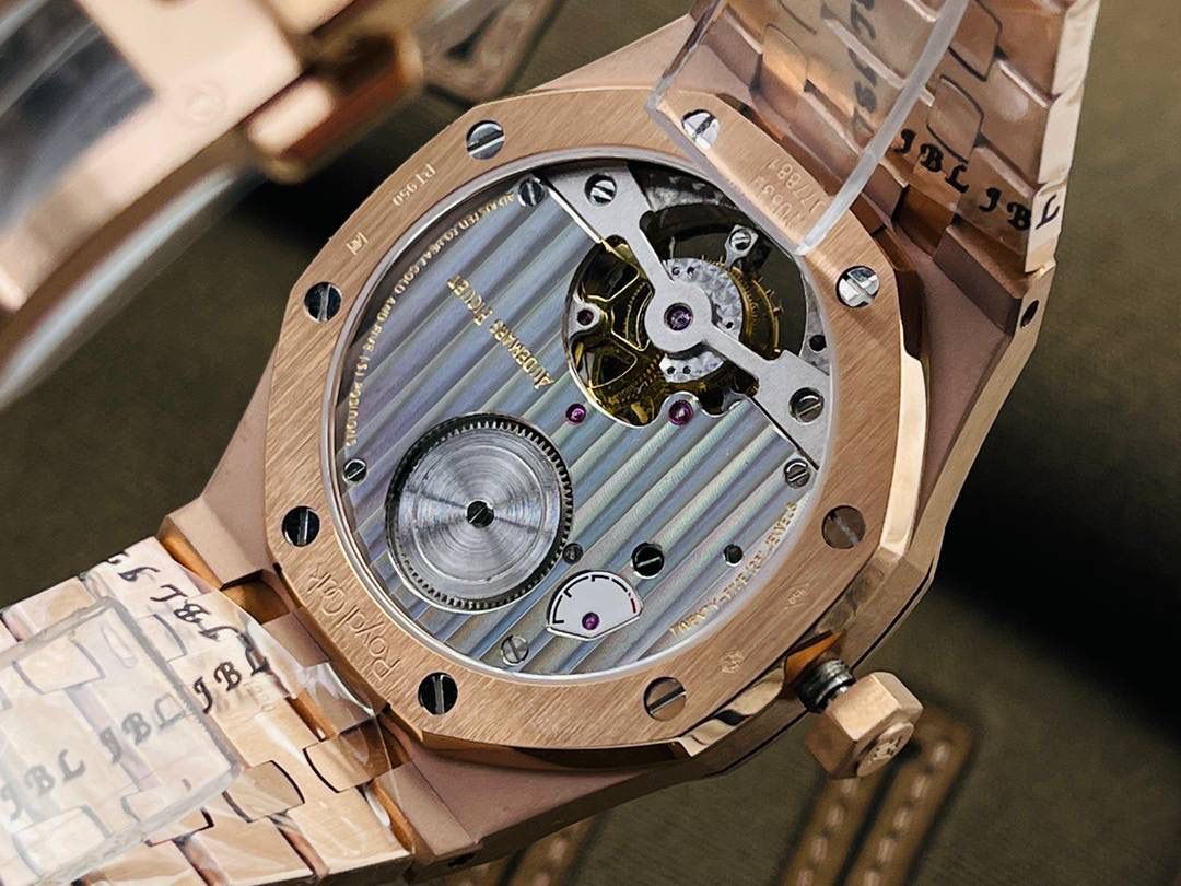 爱彼A P皇家橡树陀飞轮精品腕表 升级细节🔥 1⃣️独家订制Cal.2924机芯，动力储存68小时！ 2⃣️腕表依旧保留的八角形表圈、标志性的六角形螺丝以及经典表带！ 3⃣️皇家橡树系列超薄陀飞轮腕表在经典的“Tapsisserie”格纹上进行再度创新，形成了新的格纹“Tapisserie Evolutive”！熟悉又陌生的表盘格纹装饰带来全新观感，成为这款腕表的点睛之笔。 4⃣️表壳直径为41毫米，厚度为11.2毫米！