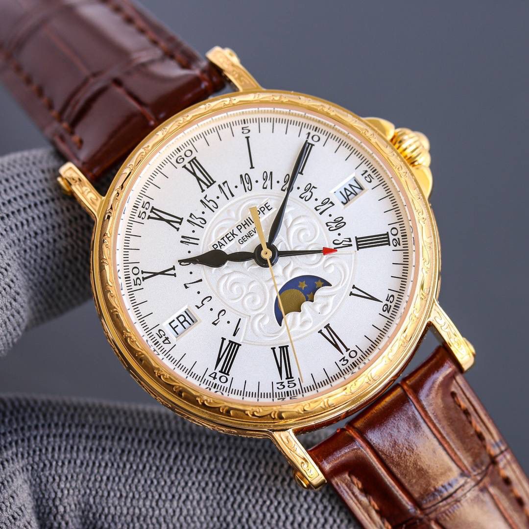 百达翡丽5159万年历腕表✨ 儒雅登场 38mm黄金尺寸+百搭表耳，大小手腕都适配，商务正装露半节超显贵气💼，上手舒适有分量，成功人士标配，戴出排面与底气🤩 ✅表壳精磨细造，温润如玉质感拉满 ✅冲压后盖衔接清脆，防水性能升级 ✅刻度指针贵金属电镀，质感更出众 ✅锅盖型微凸蓝宝表镜，通透辨时准 ✅贵金属钢印立体清晰，细节超规范 🔥定制Cal.324一体机芯｜更薄更稳，仿真度拉满 🎩意大利小牛皮表带+顶级灯笼表扣，通用原装，正装儒雅范儿拉满，人生赢家必备款！
