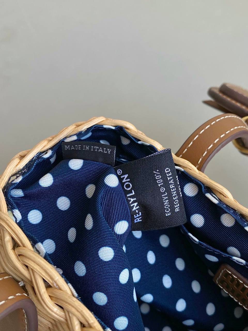 🈶棕色 𝗠𝗶𝘂𝗠𝗶𝘂藤编款 好喜欢编织风的清新与浪漫 满满都是梦幻般的高级感 这款小篮子独特的甜美气息 真的嗲爆了！纯手工编织配小巧精致的包型 超级让人着迷～ 随手拎着夏日感直接拉满 去野餐或海边度假，更是绝绝子 miu女孩们菜篮子的季节来咯 快来买它！ 15×20×8.5cm #F0030m