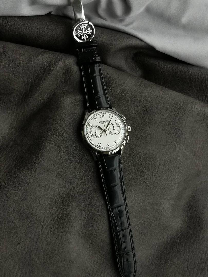 百达翡丽复杂功能时计5170G多功能腕表，堪称腕表精品当中的精品！😍✨🔥 腕表直径为42毫米，作为一款男士腕表，它的表盘大小适中。为我们奉上对称的美感，整个表盘的布局大方得体，包括了如此之多的功能的同时，又不会让人觉得繁杂。 机芯采用了7750机芯完美还原正品诸多功能，提供了强大的时间衡量功能。意大利牛皮表带，专属的灯笼扣，任何季节，任何场所，任何职业人均适合佩戴，让手腕佩戴得更舒适，让气质绽放。此款腕表具有30米防水功能，满足大众日常生活，休闲度假必备腕表。 百达翡丽5170G可以说是腕表中的精品，功能方面的巧妙构思，外观上的合理布局，以及优越的机芯性能，无一不体现出百达翡丽的独特设计，一件经典的艺术品，一件完美的收藏品。