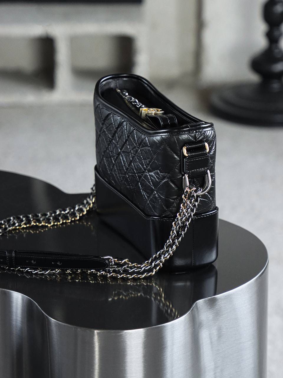 流浪包中號鑒定版 👜 一包一碼 支持全球鑒定查驗身份證原廠專G 蒙塔貝拉原廠皮料過關清單資料可査詢 四大金剛之一的流浪包百搭不膩，大愛它的帥氣隨性慵懶優雅！ 中號size男女都可以駕馭，輕鬆背出屬於自己的風格！ 五金：全鋼做舊復古五金 皮料：蒙塔貝拉原廠皮 尺寸大号：21*28*10cm 小号：15*20*8cm