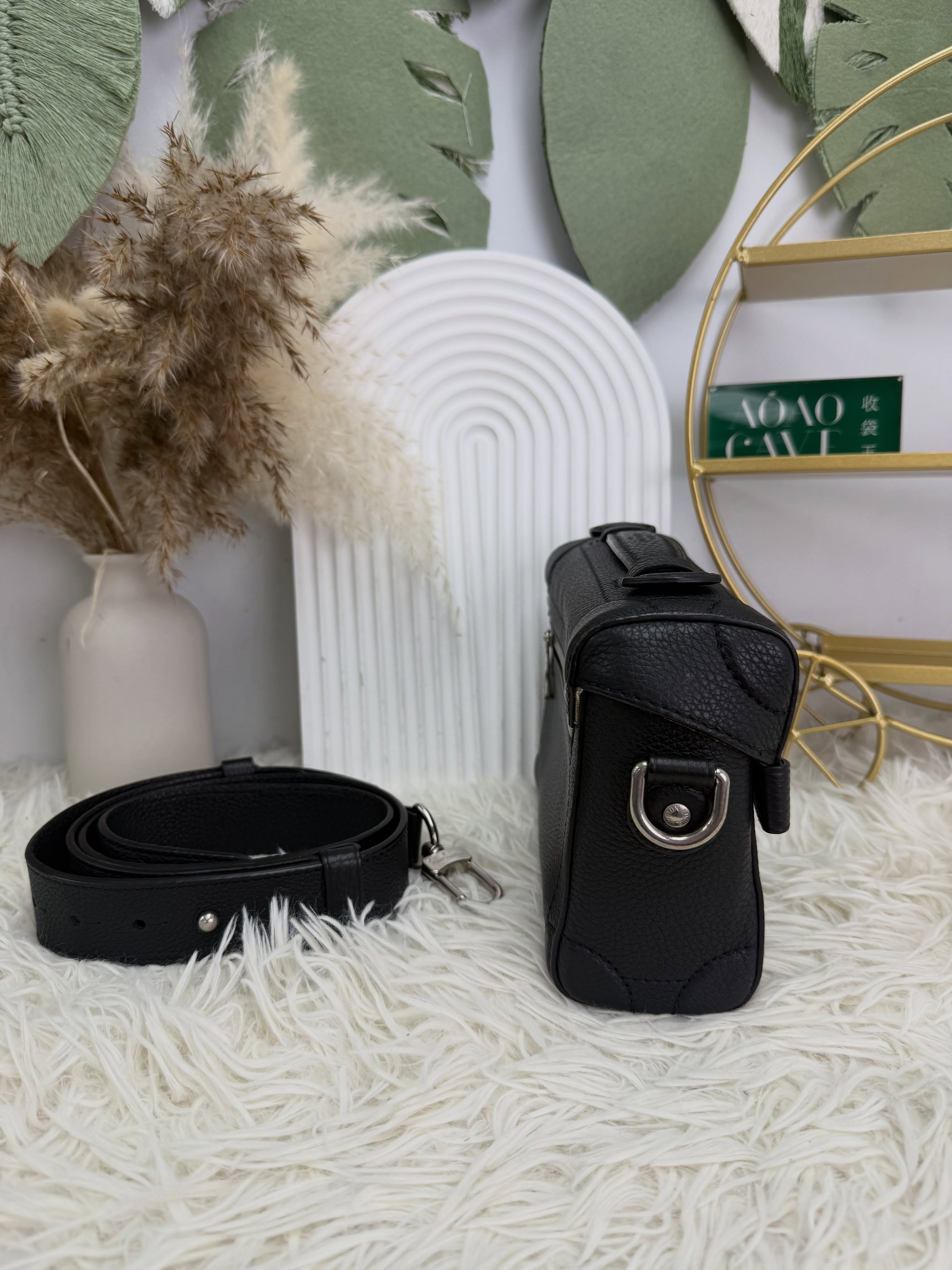 Lv👜 PRE OWNED 🛍️🖤Soul Trunk 黑色壓花相機包 有盒有塵袋💼