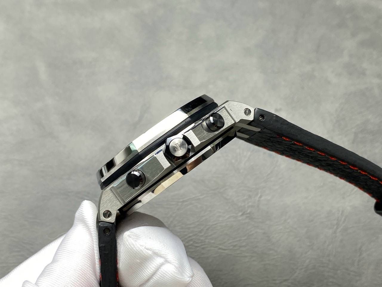 🚀爱彼 皇家橡树离岸型26400/26238/26470系列正式登场！款式最全，做工最好的爱彼计时款腕表来了，有做工好的顶级货，廉价的小厂货就别去考虑了！💯 1，机芯采用12位小秒的定制版3126计时机芯，完美还原原版所有功能。经过精密打磨，大大加强了其稳定性。 2，其中碳纤维系列表壳采用全新碳纤维复合材料——「Carbon TPT® B.4」打造，这种高科技材料比常规 Carbon TPT® 密度提高4%，纤维硬度提升15%，树脂强度提升30%，材料结构经过各项异性优化，保持轻盈同时无比坚韧，提供迄今最强的抗冲击性能。 3，字面颜色均采用目前最先进电镀技术，非几年前的简单喷漆技术。每一个巧克力格纹装饰，通过CNC级别打磨，无限接近原版。 4，同步原版搭载微微活动头粒，胶带采用进口氟橡胶材质，皮带采用美洲鳄鱼皮材质，更加耐磨耐造。