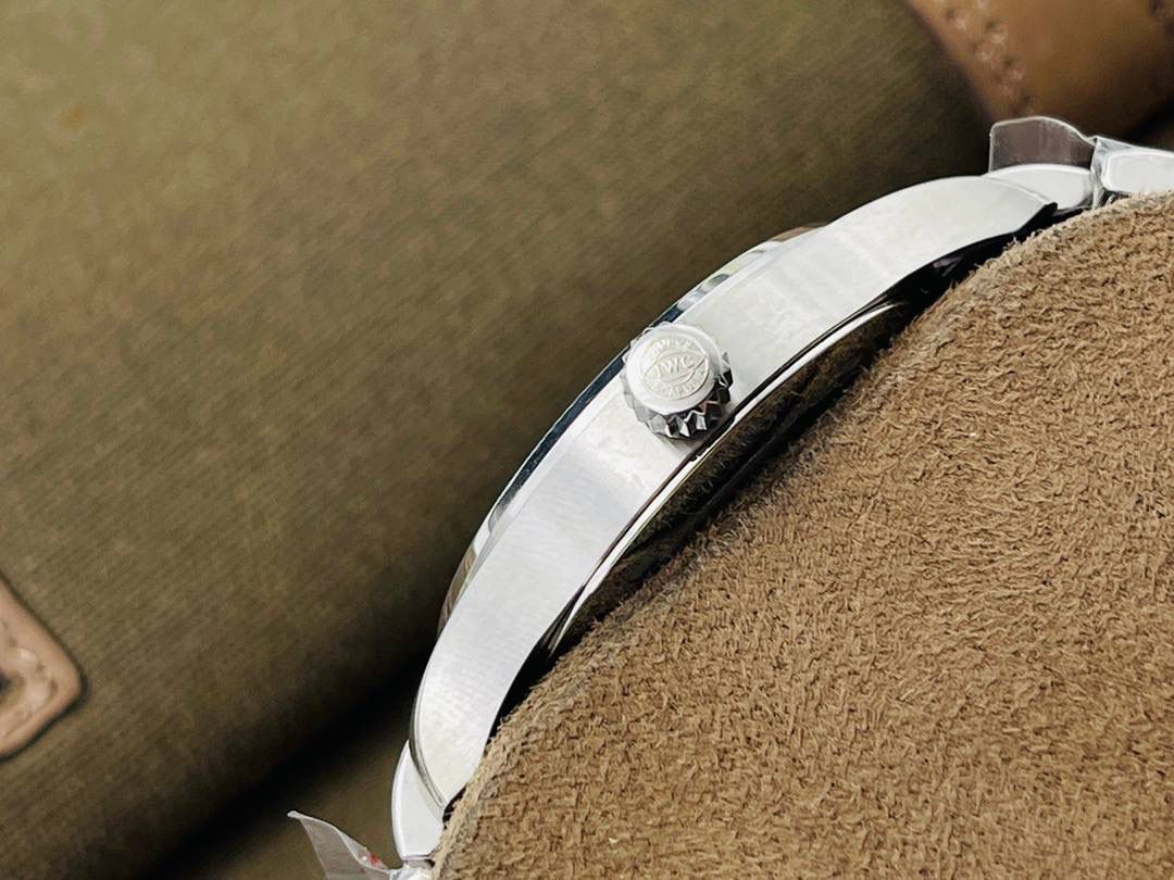 市场超级副本 原版开模 万.国IWC飞行员系列马克十八18商务腕表！超级副本！ 1⃣️直径40MM，尺寸与原装一致！原装快拆钢带！相对传统的精钢材质不仅更抗磨损，耐腐蚀，也大幅降低了腕表的重量，给日常佩戴提供了便捷。 2⃣️搭载9015进口机芯（零返修）！每个机芯都是经过严格挑选达到天文台级别。所有细节均完美克隆，且此款万.国IWC飞行员腕表视为万.国IWC经典款型，任何场景着装均适合佩戴。