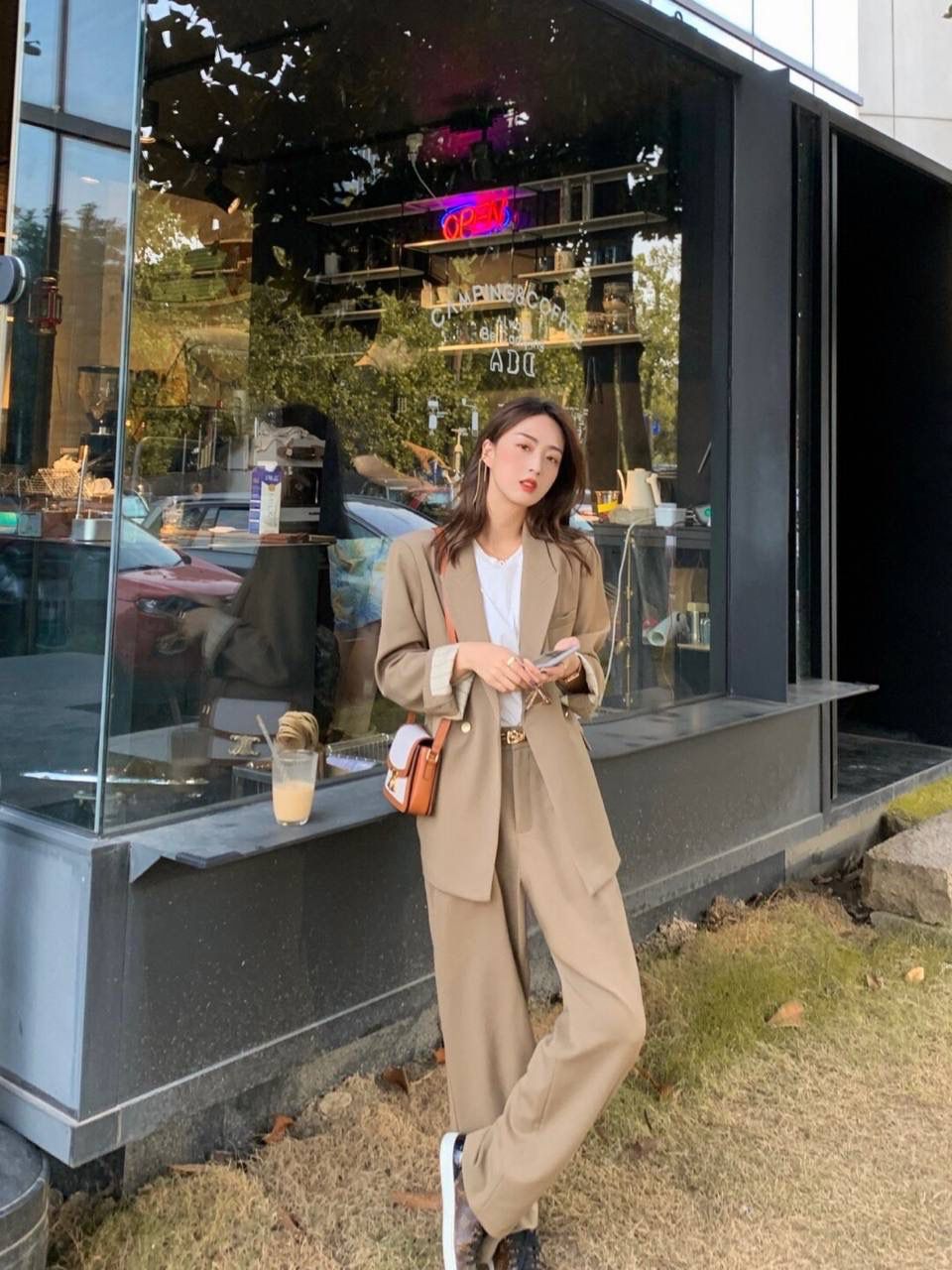 🔥大货实拍图 𝗖𝗘𝗟𝗜𝗡𝗘 ♥ 𝗧𝗥𝗜𝗢𝗠𝗣𝗛𝗘 𝗕𝗢𝗫 型号：191242 中号尺寸：22.5*16*7cm 小号尺寸：18.5*14*6cm 凯旋门自发行以来就一直火的一塌糊涂，最开始的老花到纯色到帆布，这只帆布真的太好看了，超级清新！