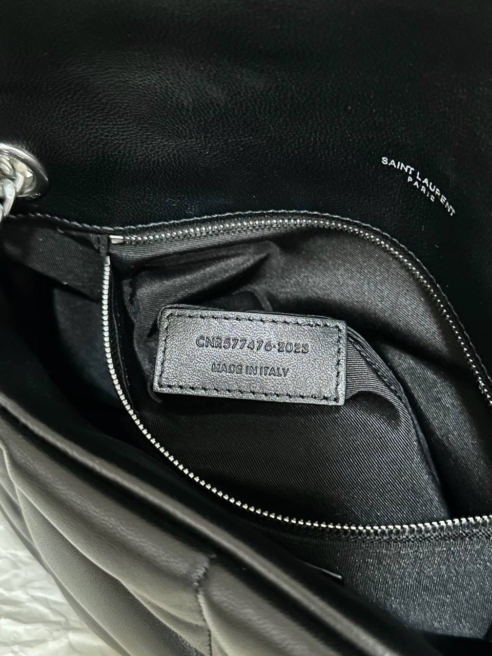 小号黑银👽 ys1 loulou puffer绗缝羊皮包 每家每户都有出个软绵绵的云朵包 它能从中脱颖而出有它的道理 特别洋气千金风，上身是真好看！ 小羊皮手感也软乎乎的很舒服 自重轻容量大～ 通勤日常都no problem☺️ 29×17×11cm577476m