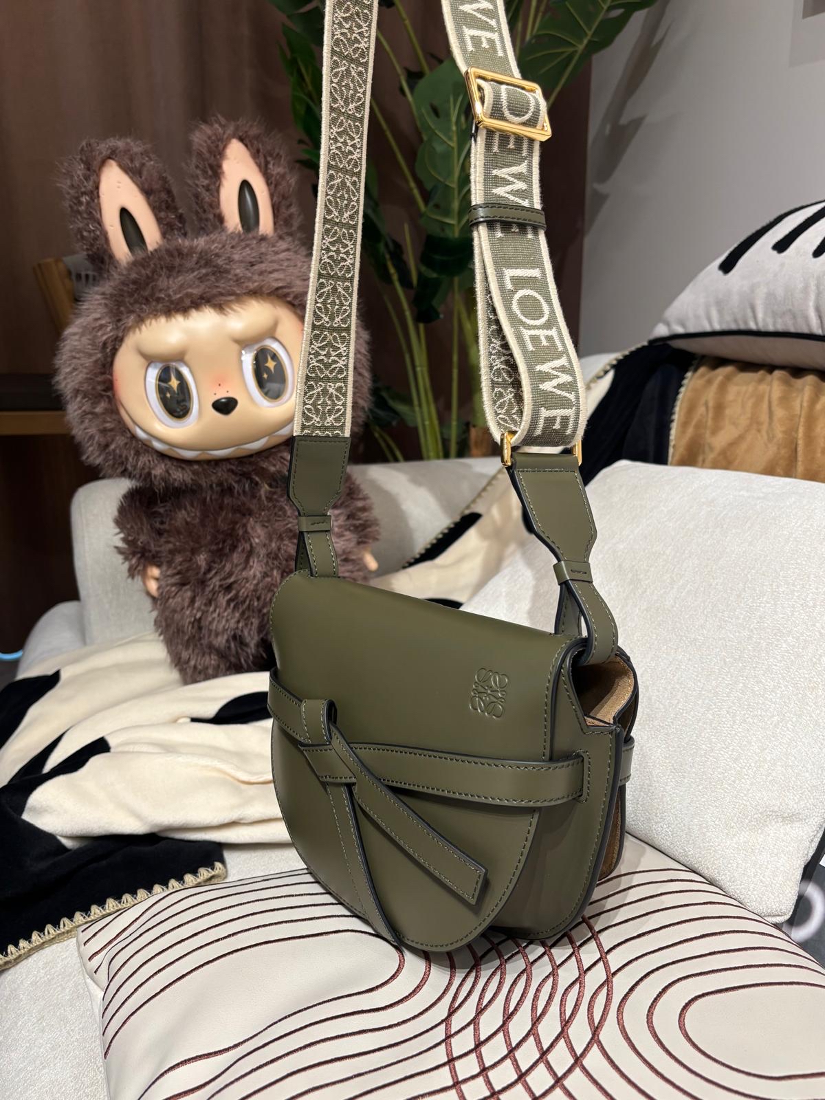 Loewe gate small calfskin ,100%Authentic ,98%new ✅dust bag✅booklet  📣專門店原價HKD22,450📣  尺寸W25 x 19 x11.5cm 