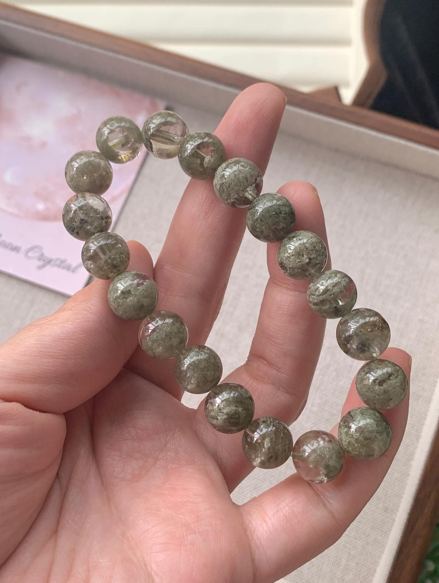 莫奈绿幽灵 ｜ Green Phantom 10.6mm RM398 (只有一条）绿幽灵主要功效包括招正财、助事业发展、平衡身心情绪，并且能够吸引贵人、增强人际关系，还具有辟邪和带来活力的作用Green phantom crystals are believed to offer various benefits, including promoting healing and balance on physical, emotional, and spiritual levels, enhancing spiritual growth and intuition, facilitating transformation and personal development by releasing old patterns, and amplifying energy for manifestation. They are also associated with attracting wealth and career opportunities, stimulating concentration and memory, and aiding in the successful completion of long-term projects. Some also claim it can purify the aura, align chakras, and protect against negative energies#绿幽灵 #greenphantom #naturestone #gemstone #天然水晶 #水晶手串 #马来西亚水晶网店