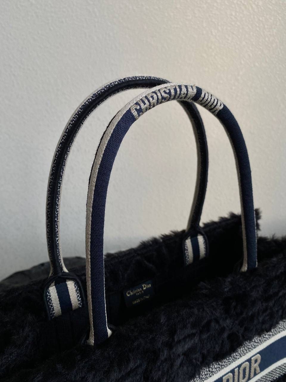 🈶黑蓝中号 𝗖𝗗 𝗕𝗼𝗼𝗸 𝗧𝗼𝘁𝗲 毛茸茸 最新冬季款简直不要太可爱呀🥹❤️ 皮毛一体的切割工艺，真的绝美 软乎乎的手感，暖暖的绒毛太治愈了 自带温柔属性的贵气氛围感，还很显嫩 磕到我心巴上了，忍不住心动一万次 秋冬战包的第一只，必是它！冲鸭😎🖤 36×27×16cm