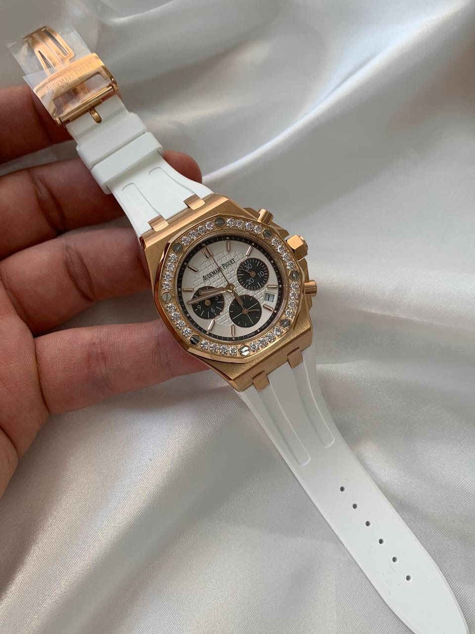 爱彼女款、小红书爆款，喜欢大表盘的女生、必备款，表盘37MM、蓝宝石防刮花玻璃，316精钢表壳、纯手工镶嵌32颗莫桑钻、搭配瑞士多功能石英机芯精准走时，表带采用进口橡胶工艺，佩戴舒适不过敏、折叠扣设计，佩戴便捷，数量有限，先到先得，多种色系，穿搭任选！