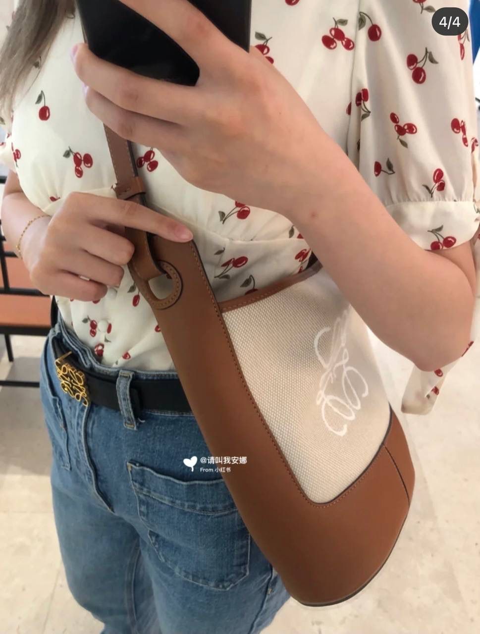 *𝘏𝘰𝘣𝘰 水桶通勤包 尺寸:32-26-13cm 编码:062108 【该尺寸没包装】 颜色:棕配米白（布配皮） Anagram标志性logo点缀，包身底部定型，自重超级轻，实用的桶形设计，巨能装哦！ 肩带可调节可斜挎and 侧背，追求潮流韩范儿的，甜酷风的迷弟迷妹们，走起，走起…😍😍