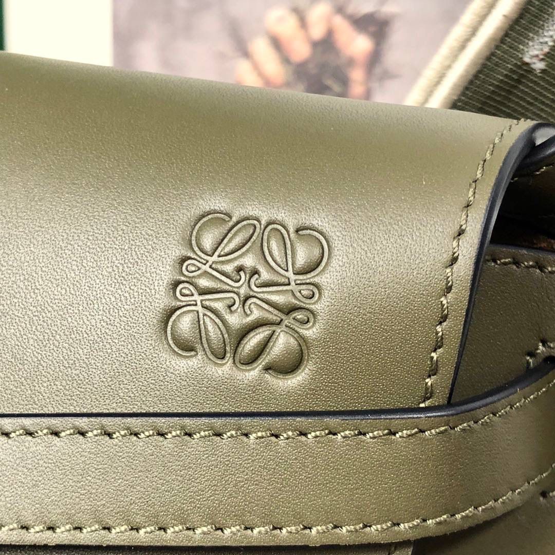 Loew创立于1846年，是西班牙🇪🇸首屈一指的百年皮具品牌。旗下的皮包、皮箱、皮夹等产品做工非常精致，具有浓厚的当地文化色彩，款式多种多样，深受消费者喜爱❤️ 小号:20-12.5-19（中部最宽处26cm） 编码:061711织带绿色 迷你:15-9.5-12.5（中部最宽处21cm） 编码:522127织带绿色