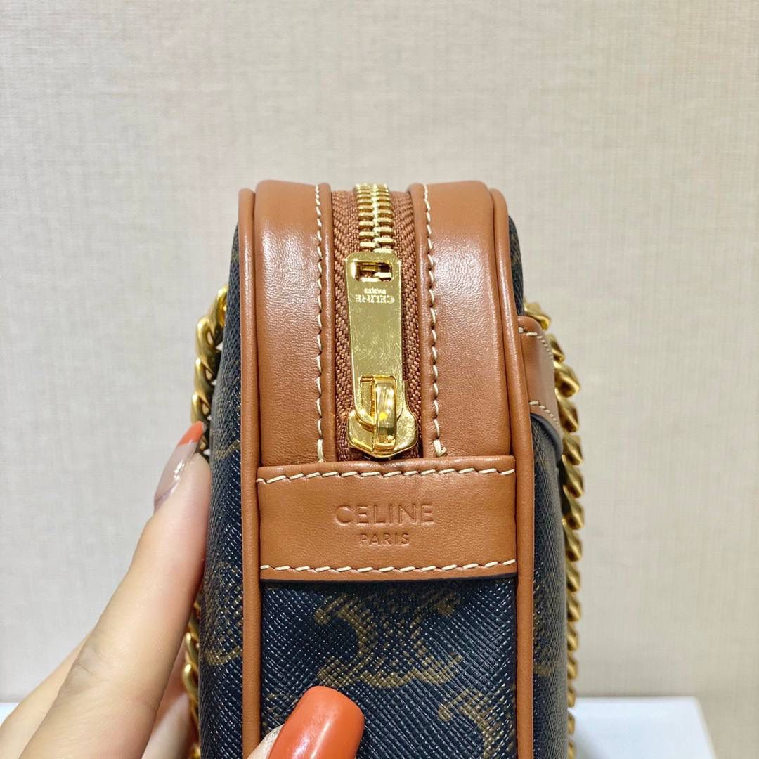 🔥大货实拍图 𝗖𝗘𝗟𝗜𝗡𝗘 ♥ 𝗣𝗔𝗧𝗔𝗣𝗔𝗡𝗦 𝗧𝗥𝗜𝗢𝗠𝗣𝗛𝗘 𝗖𝗔𝗡𝗩𝗔𝗦 Patapans 手袋来自 CELINE 2021春夏系列，以法国圣诞颂歌“Pat-a-pan”命名。规整的矩形包身由 Triomphe 老花帆布制成，马鞍棕色小牛皮点缀细节。双链条肩带从包身穿孔而过，洋溢复古学院派气息。 型号：196252 尺寸：20.5*15*4.5cm