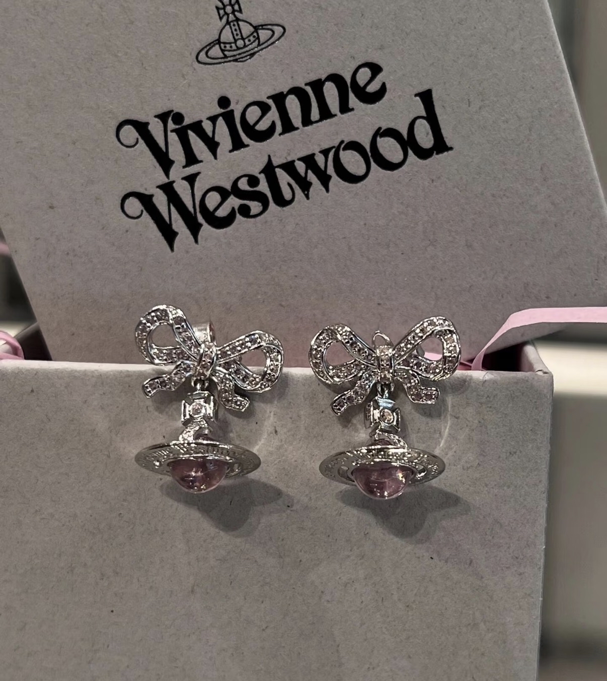 訂貨🍒‼️  Westwood 閃石蝴蝶結🎀立體土星 少女感. UPUP ~