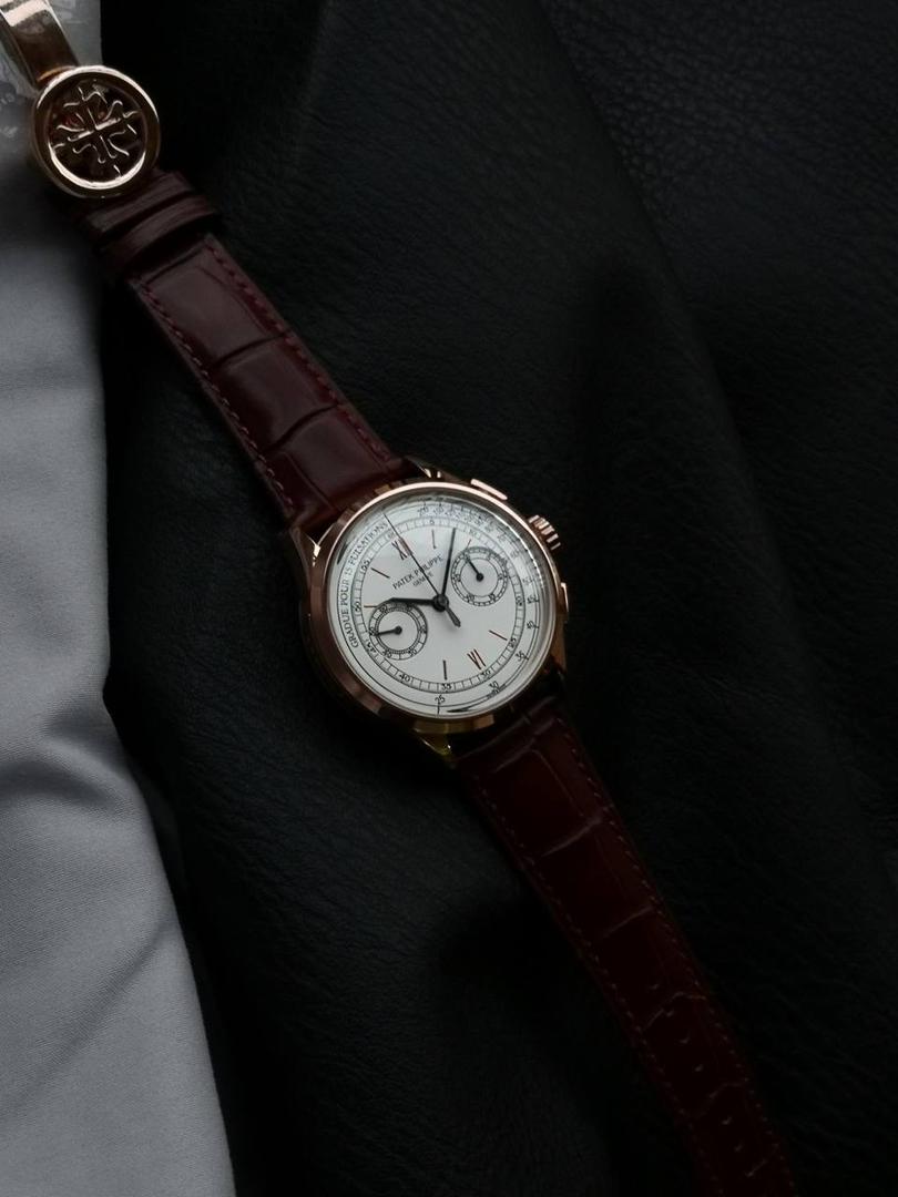 百达翡丽复杂功能时计5170G多功能腕表，堪称腕表精品当中的精品！😍✨🔥 腕表直径为42毫米，作为一款男士腕表，它的表盘大小适中。为我们奉上对称的美感，整个表盘的布局大方得体，包括了如此之多的功能的同时，又不会让人觉得繁杂。 机芯采用了7750机芯完美还原正品诸多功能，提供了强大的时间衡量功能。意大利牛皮表带，专属的灯笼扣，任何季节，任何场所，任何职业人均适合佩戴，让手腕佩戴得更舒适，让气质绽放。此款腕表具有30米防水功能，满足大众日常生活，休闲度假必备腕表。 百达翡丽5170G可以说是腕表中的精品，功能方面的巧妙构思，外观上的合理布局，以及优越的机芯性能，无一不体现出百达翡丽的独特设计，一件经典的艺术品，一件完美的收藏品。