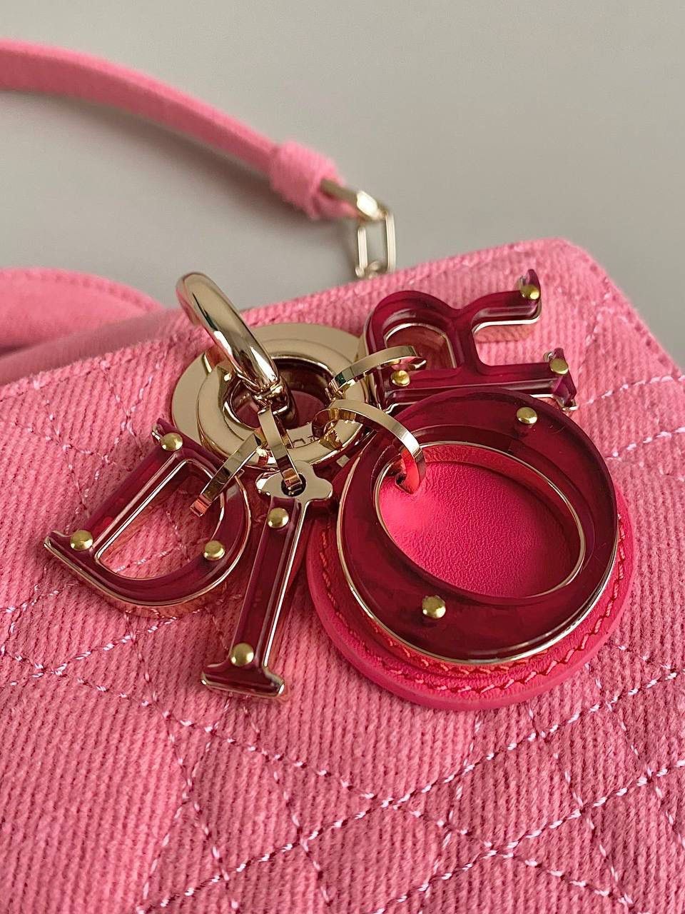 粉色小号💗💗 𝗗𝗶𝗼𝗿 𝗗-𝗝𝗼𝘆 𝗯𝗮𝗴丹宁牛仔 这系列今年晋升为新的得力干将啊 火爆程度不亚于任何一只经典款 在之前的钻石元素加持下又推出牛仔系列 尤其同色系树脂logo吊坠，直接把火添到了巅峰 又掀起一阵牛仔狂潮，人间绝品仅此这只🌟❤️ 22.5×12×5.5cm