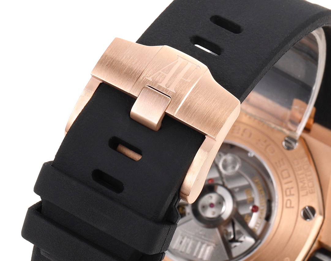 爱彼皇家橡树离岸型横空出世🔥💯引用全新的彩色陶瓷锻造技术，表壳与圈口的选料，不惜重本使用日本进口的氧化锆，无需任何颜料，以超高的压力与超高的温度锻造，形成超高密度的彩色陶瓷，再经过百里挑一，确保每一个成品都与原版毫无色差！CNC级别的打磨，将整一个表壳的边边角角完美处理，即使陶瓷，也做到毫不割手。圈口的拉丝，经过顶级的打磨技术，做到每一丝每一线都毫无断续，每一颗六角螺丝都与表框处在同一平面，拒绝一丝一毫的凸显与凹陷，诠释了何为顶级的复刻工艺！