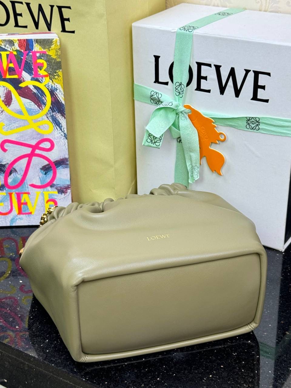 🎈（全钢五金）中号纳帕羊皮𝙎𝙦𝙪𝙚𝙚𝙯𝐞 —【按树绿】到货📍 尺寸中号：34-33-13.5cm 尺寸小号：29-10.5-24cm 型号:652328 【配全套礼盒】 😇罗家全新成员Squeeze手袋💯 满分到货•采用触感柔软的纳帕小羊皮革🐏•里外全皮💯传统工艺➕创新研究•全新独特设计。 😇最新宣言款配件：Anagramc pebbled 不锈钢及铝合金材质•升级打造标志性甜甜圈•相同质感•更轻重量。 😇具备令人惊讶的轻盈褶皱包身 可肩背、斜挎或手提*可调节甜甜圈⛓️链条肩带•搭配Anagram携刻鹅卵石•附加额外链条•可进一步延长肩带*磁扣开合*内部拉链口袋