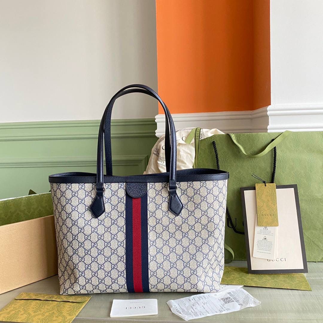 G631685:38/28/14cm！这款中号Ophidia托特包采用经典配色，红色和蓝色条纹织带为其注入魅力。新品采用了实用的全新造型并融入辨识度极高的设计元素，饰以织纹皮革滚边，顶端点缀双G配件‼️🎀