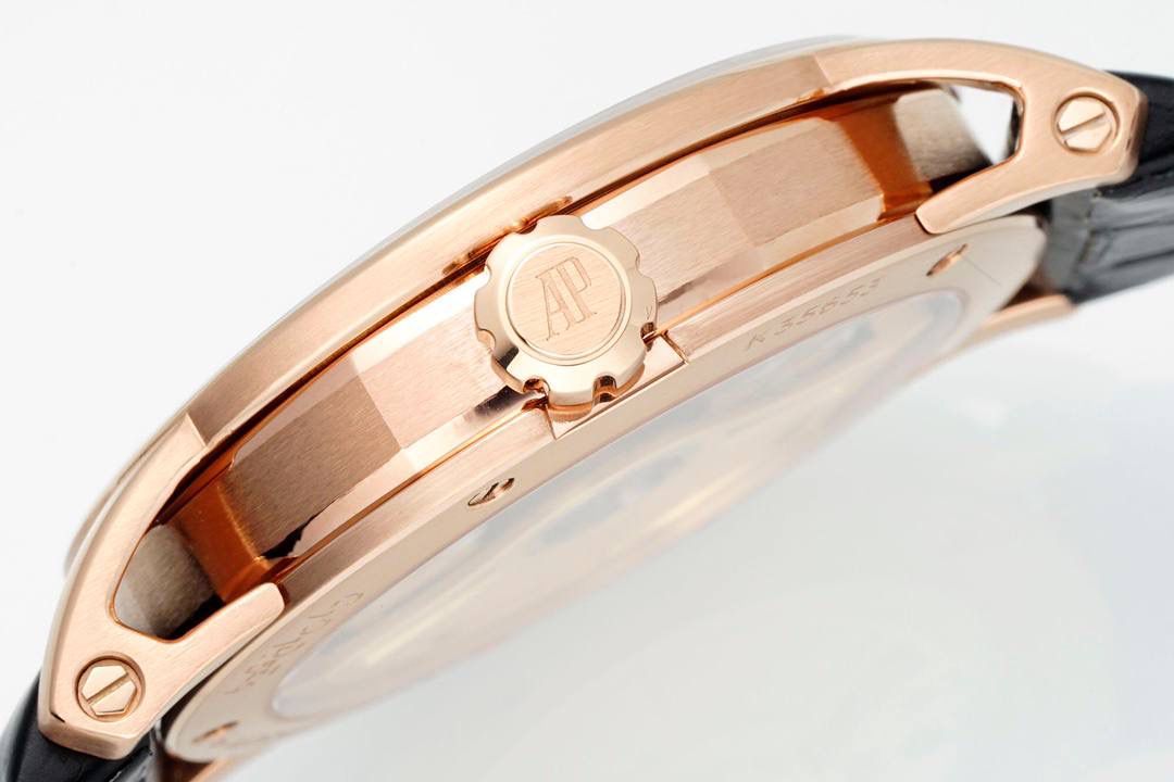 🚀新品CODE15210 系列 爱彼CODE 11.59系列蓝盘大三针自动上弦腕表，表壳直径为41毫米，这一尺寸的设定使得这枚腕表同时适合男士与女士佩戴。与此同时，表壳八角形与圆形融合的设计也让这一系列从一般的圆形表壳腕表中脱颖而出。 根据原版设计，圆形表壳内嵌入八边形中间件，镂空表耳顶部通过焊接固定于超薄表圈上，表耳底部巧妙地与表背构成完美衔接。表圈、表耳和表壳均经过缎面拉丝、斜面倒角与抛光处理。表壳厚度为10.7毫米，可以轻松的塞进衬衣的袖口中。💯🔥