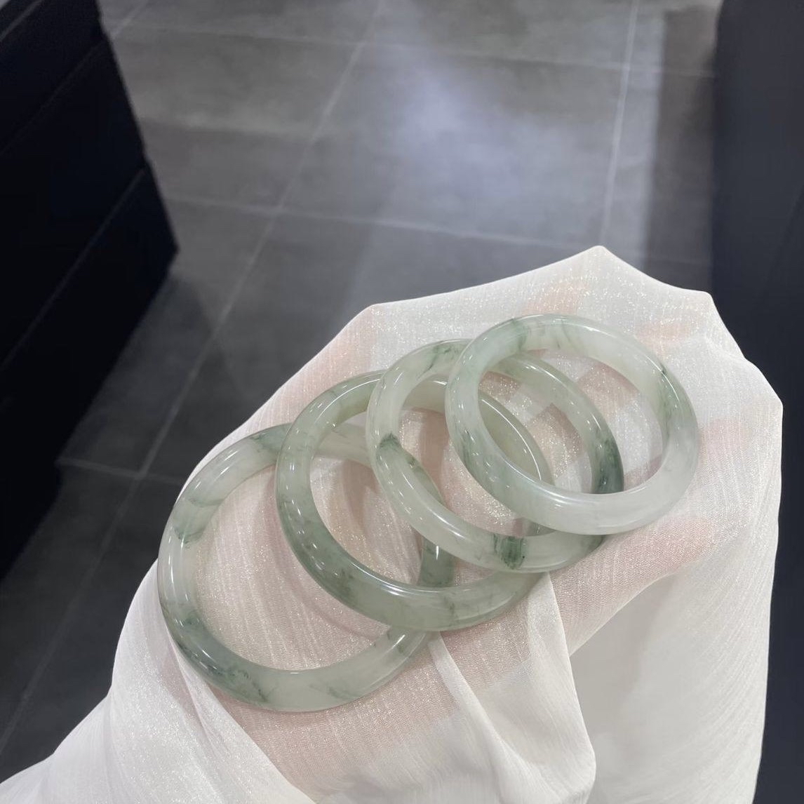 天然天山翠飘花玉手镯