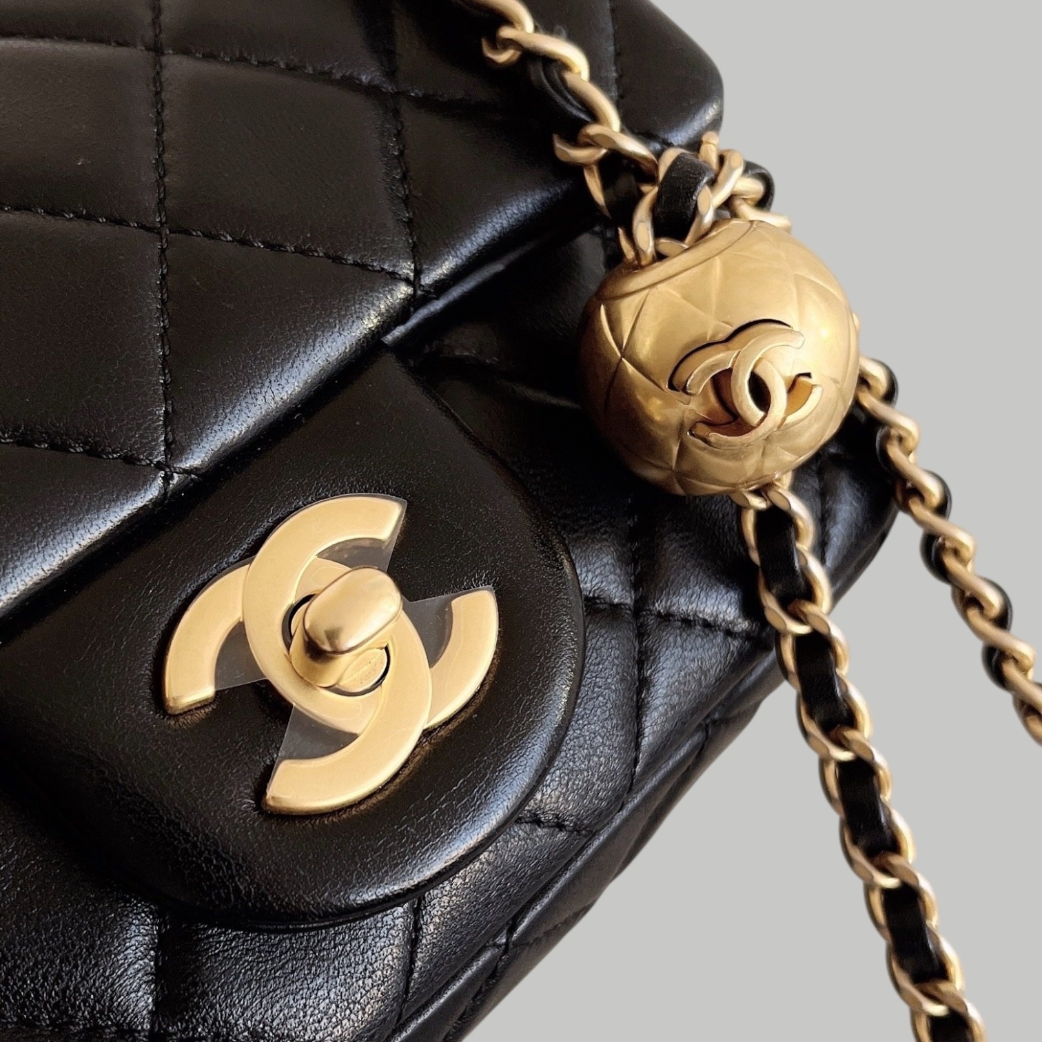 Chanel Lambskin 方胖金球