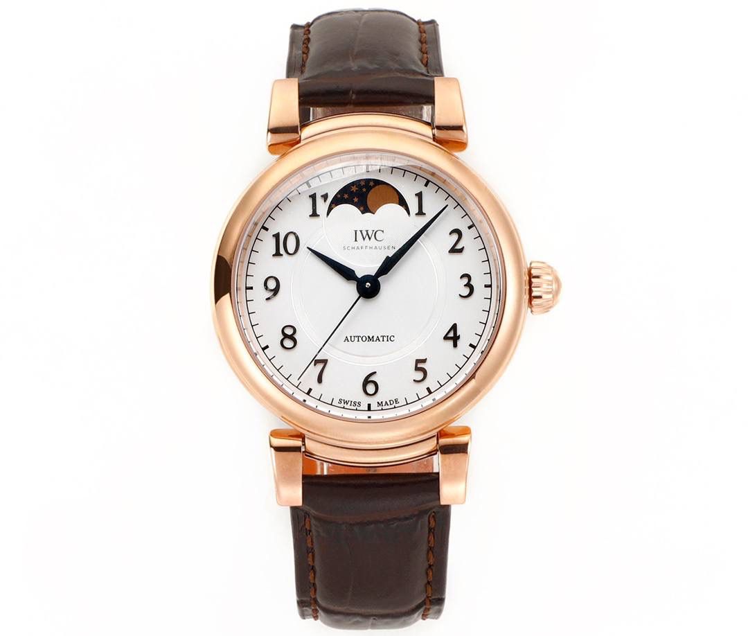 IWC达文西 IW459306 蓝色表盘配月相，好看又有氛围感，蓝色和月相搭配很协调。 这款达文西是复古经典设计，表盘干净清楚，指针是剑形，表冠是圆拱形，表耳可活动，戴着手腕更舒服。 表底刻有“生命之花”图案，是重叠圆环的几何样式。 表径36mm，精钢表壳，自动机械机芯，带中央停秒、月相显示，表底有特殊雕刻。 防水30米，动力储存42小时。 整体简约大方，细节精致，很适合成熟优雅的女生佩戴❤️