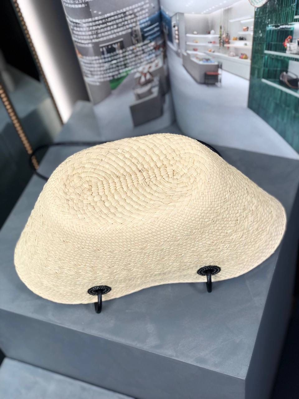 𝑨𝒏𝒂𝒈𝒓𝒂𝒎 𝑩𝒂𝒔𝒌𝒆𝒕 菜篮子🧺小号 面料：进口棕榈纤维/牛皮 颜色：原色/黑色 编码：65214285【该尺寸配防尘袋】 尺寸小号：34-13-16.5cm 尺寸中号：46-15-24cm （下单须知：‼️由于天然纤维材料特别，日照时间长短不同，颜色会略有变化，纯手工制作，每个包的尺寸也会所不同‼️） 传统篮子手袋，带有经典手工编织包身 管状牛皮带子，Anagram压纹，天然进口棕榈纤维制成，纯手工编织成型。 两个皮条装饰，无衬里（防尘袋可做内胆包）