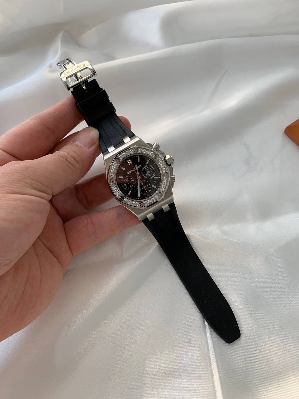 爱彼女款、小红书爆款，喜欢大表盘的女生、必备款，表盘37MM、蓝宝石防刮花玻璃，316精钢表壳、纯手工镶嵌32颗莫桑钻、搭配瑞士多功能石英机芯精准走时，表带采用进口橡胶工艺，佩戴舒适不过敏、折叠扣设计，佩戴便捷，数量有限，先到先得，多种色系，穿搭任选！