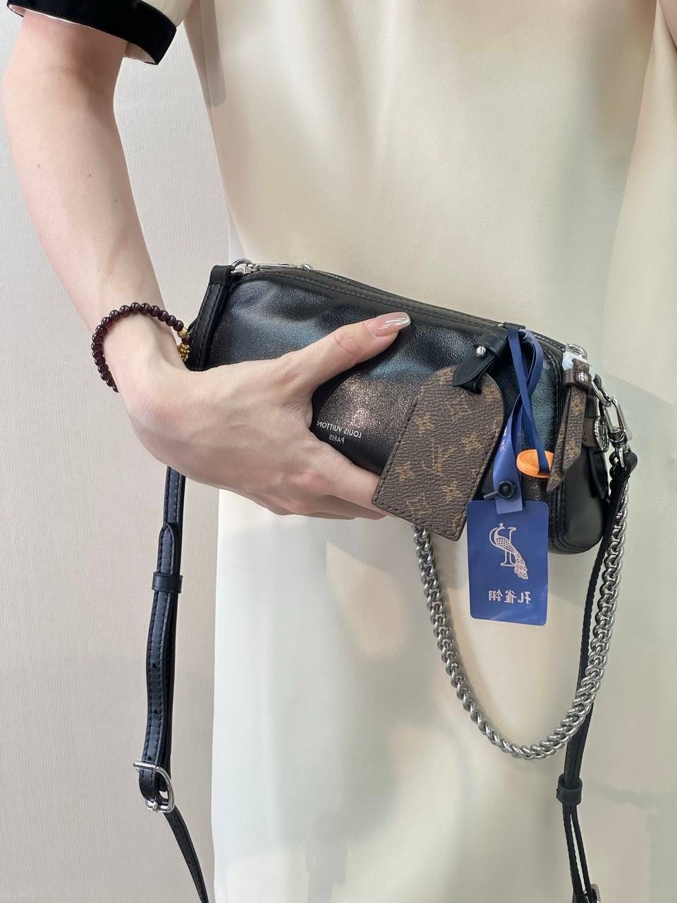 今天来跟大家聊一个最近真的很🔥的包包——LV Pochette Vibe 🖤✨ 对～它是 2025 新款，现在懂的人才在找 😎 这款来自 LV Vibe 系列，包身是那种亮亮的羊皮革，一看就很有质感～加上 Monogram 行李挂牌标签，直接把 LV 以前做旅行箱的经典味道拉回来，复古中又带一点酷，真的很可以 🖤