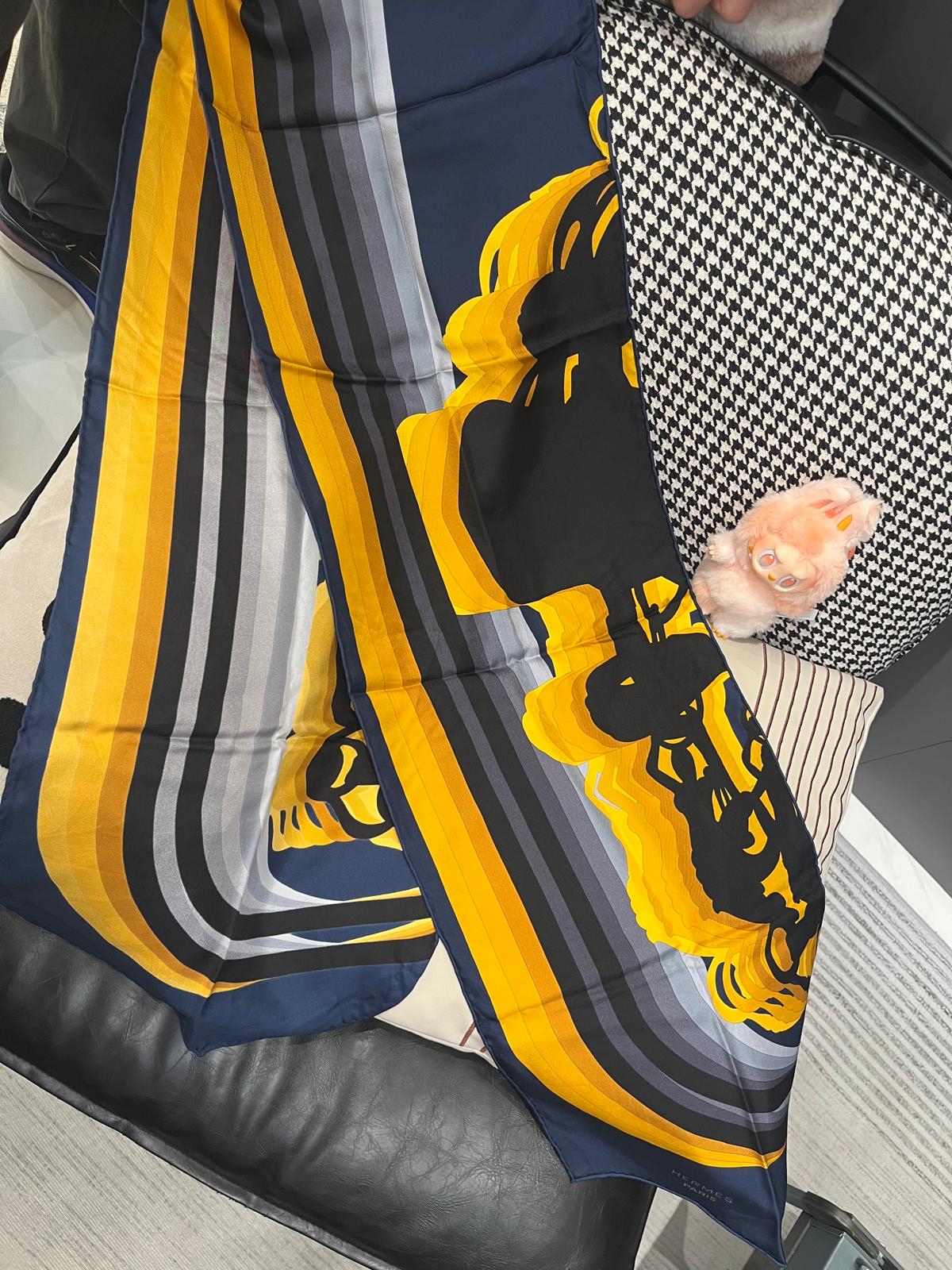 Hermes Maxi Twilly 100%Authentic, 98%New✅Box